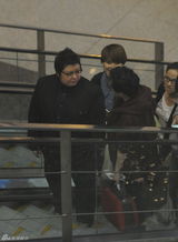 组图：韩红与学生机场告别依依不舍