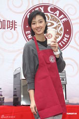 组图：桂纶镁新年代言温暖咖啡 发展事业不急结婚