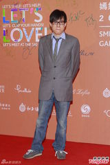 群星闪耀嫣然基金晚宴 王菲旗袍装与李亚鹏恩爱