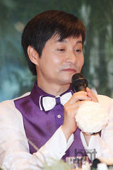 组图：金赵光秀与同性男友开婚前记者会秀甜蜜