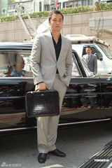 组图：张孝全代言抢金 拒回应杨丞琳绯闻