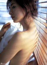 高清图：日本女星梅宫万纱子性感写真裸露美背