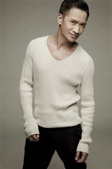 组图：何晟铭新写真风格另类 称生活是场修行