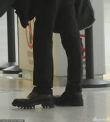 组图：撒贝宁独自现身机场 穿厚底鞋帅气拉风