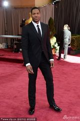 组图：群星闪耀红毯 暮光女拄拐海瑟薇优雅