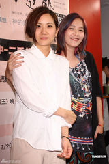 组图：张悬屋顶音乐节嬉皮风造型牵手卢凯彤