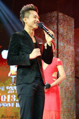 组图：《四大名捕2》首映 三女逼邓超跳钢管舞