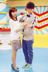 组图：胡夏被封吃货 搂侯佩岑热舞探戈