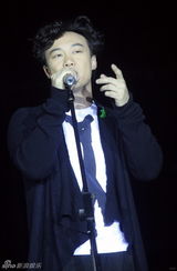 幻灯组图：陈奕迅上海连唱3晚 不以造型为卖点 