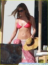 组图：安妮斯顿桃红比基尼晒日光浴 四仰八叉露私处不雅