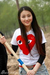 幻灯：《水浒》剧组还愿 甘婷婷黄河边种英雄树