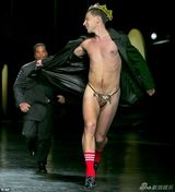 组图：自恋帝闯纽约时装周T台 豹纹丁字裤遮鸟