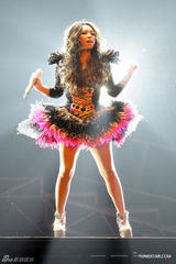 组图：张惠妹台北热力开唱 羽毛装惊艳大秀爵士鼓