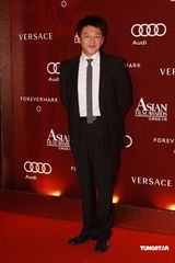 幻灯图集：亚洲电影大奖红毯 桂纶镁徐若瑄争艳