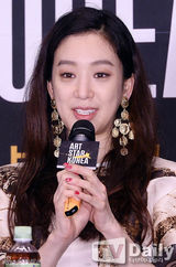 组图：郑丽媛搭档超模宋庆儿主持艺术选秀节目