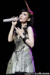 组图：周慧敏加拿大巡演 百变女神气质不减