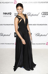 组图：众星亮相慈善基金奥斯卡派对 章子怡蓝色礼服