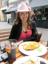 高清组图：杨洛婷英伦血拼 喜见前港督彭定康