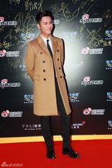 组图：微博之夜红毯 陈坤微笑亮相帅气有型