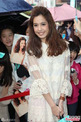 组图：陈庭妮小型庆生会 笑称要胡宇崴送礼物