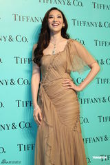 组图：安以轩秀美背李承铉护花 吴佩慈李小璐拼美胸