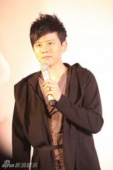 组图：张杰现身北京宣传翻唱专辑