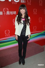 组图：佘诗曼陈豪新剧试造型 羞谈各自绯闻对象