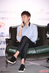 组图：李敏镐穿衬衫帅气亮相 台上憨笑吐舌卖萌