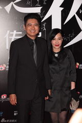 组图：2012新浪微博之夜红毯-发哥发嫂恩爱牵手