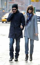 组图：贾斯汀与杰西卡街头散步 狂通话冷落妻子