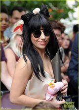 组图：Gaga毛球发饰蝴蝶结卖萌 频挤胸扮日本AV