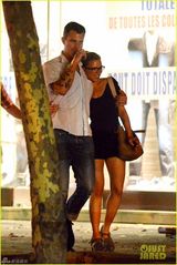 组图：斯嘉丽素颜热裤 与男友散步秀恩爱