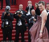 幻灯图集：《毒太阳2》首映 乔沃维奇拼接礼服耀眼