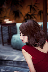 组图：王梓诺拍复古大片 秀香肩长腿显性感