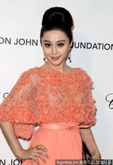 组图：范冰冰大尺度礼服亮相奥斯卡派对疑露点