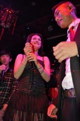 组图：女优小泽玛利亚现身昆明 酒吧大跳艳舞