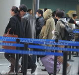 组图：杨幂口罩遮面机场候机 大风衣裹身全副武装