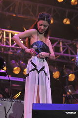 组图：方大同上海演唱会薛凯琪不避绯闻任嘉宾