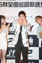 高清组图：张佑赫在京会粉丝 秀舞姿有爱互动