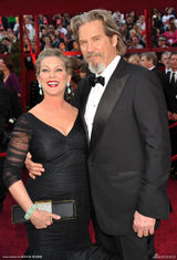 高清组图：奥斯卡红毯 杰夫-布里奇斯搂爱妻亮相