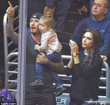 组图：贝克汉姆溺爱吞小七拳头 引长子帅气开怀