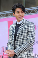 组图：韩星玄彬格子正装站台 男神魅力难挡