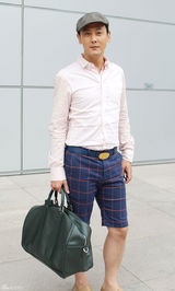 组图：邱心志街拍 衬衣搭配短裤变身萌叔