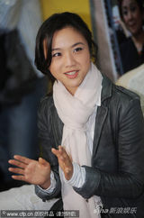 幻灯图集：汤唯纯情掩耳娇笑 灰色外套配白围巾