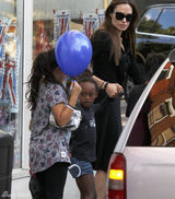 高清图：安吉丽娜-朱莉带子女出行 辣妈黑超遮面