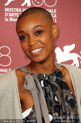 组图：《硬纸盒小镇》记者会 女主角光头造型抢眼