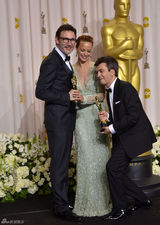 高清组图：奥斯卡后台获奖众星举金人光彩照人