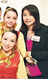 组图：郭晶晶宽松衣护肚显孕味 霍启刚护航