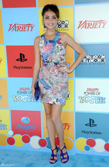 组图：萨拉-海蓝德花朵礼服亮相青春靓丽