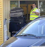 组图：布拉德-皮特怀抱可爱龙凤胎亮相